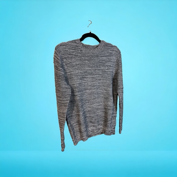 A Tommy Hilfiger crew neck sweater in gray and a size medium - Picture 2 of 7